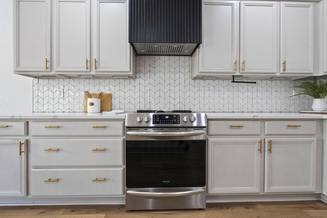 Activo con contrato: $979,000 (5 camas, 3 baños, 3012 Pies cuadrados)