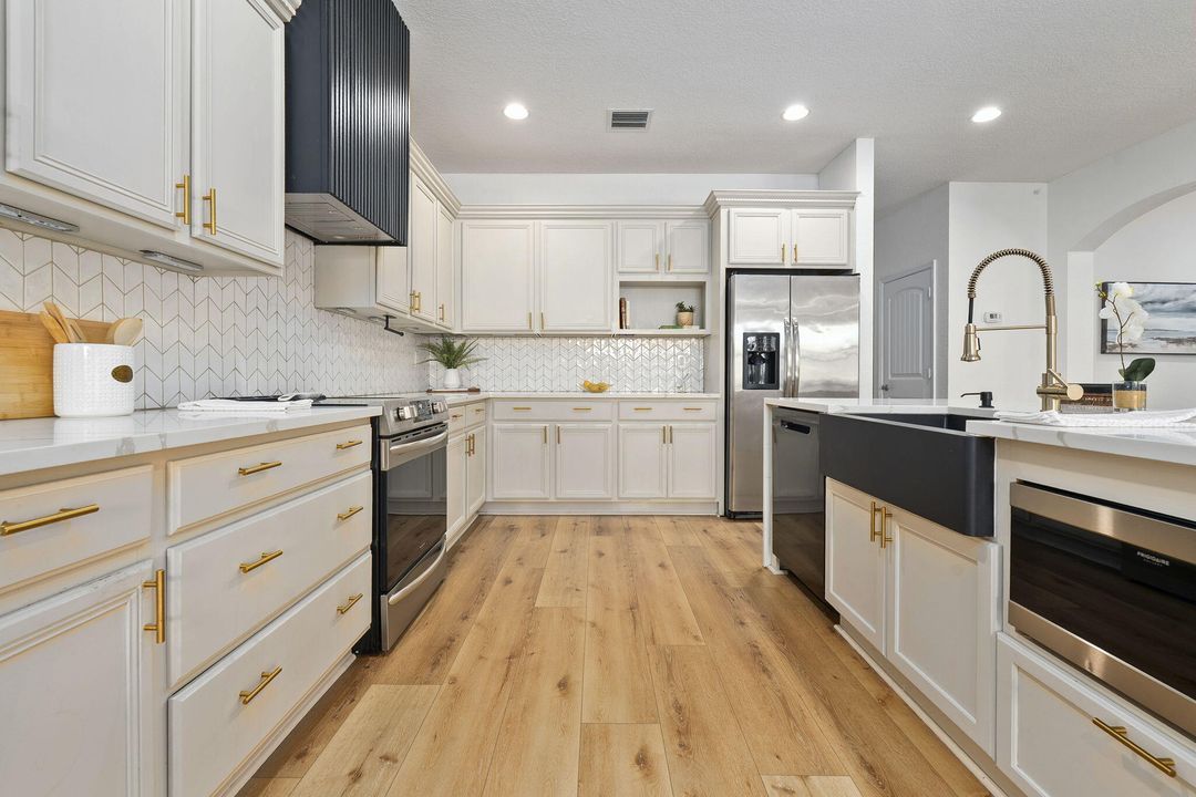 Activo con contrato: $979,000 (5 camas, 3 baños, 3012 Pies cuadrados)