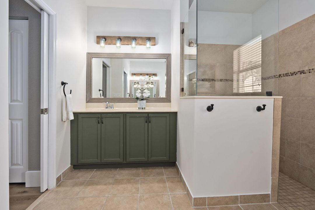 Activo con contrato: $979,000 (5 camas, 3 baños, 3012 Pies cuadrados)