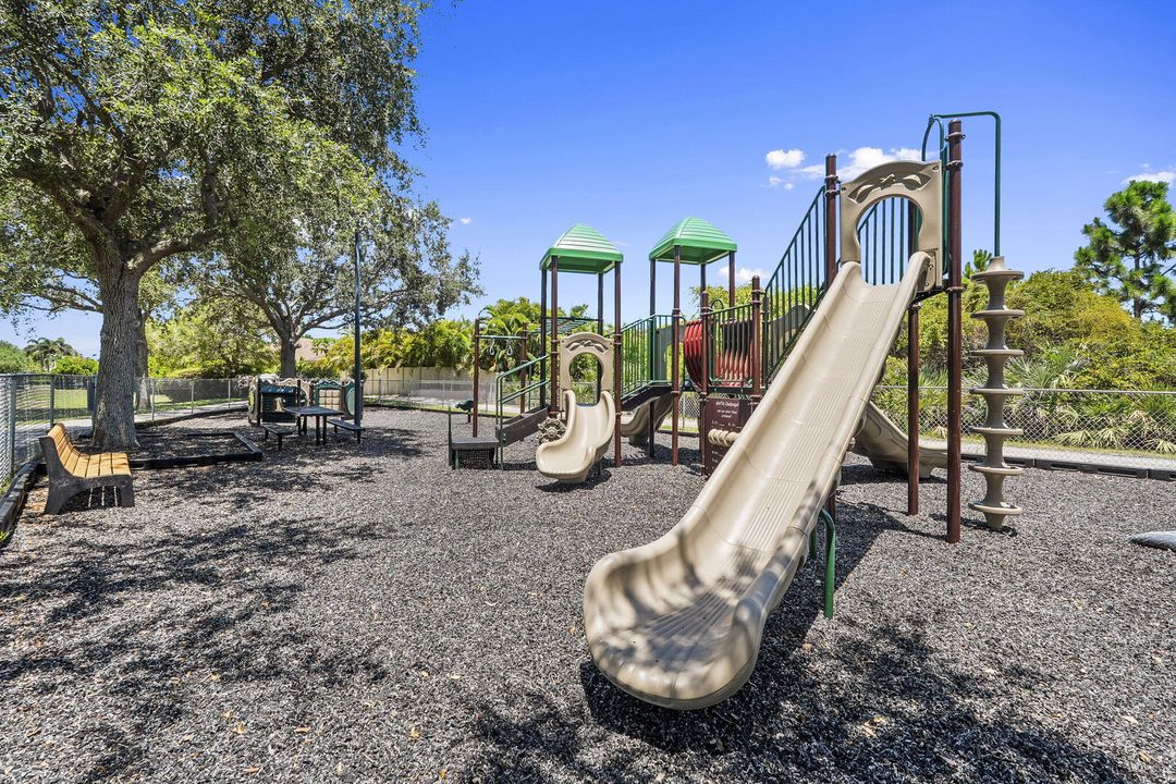 Activo con contrato: $979,000 (5 camas, 3 baños, 3012 Pies cuadrados)