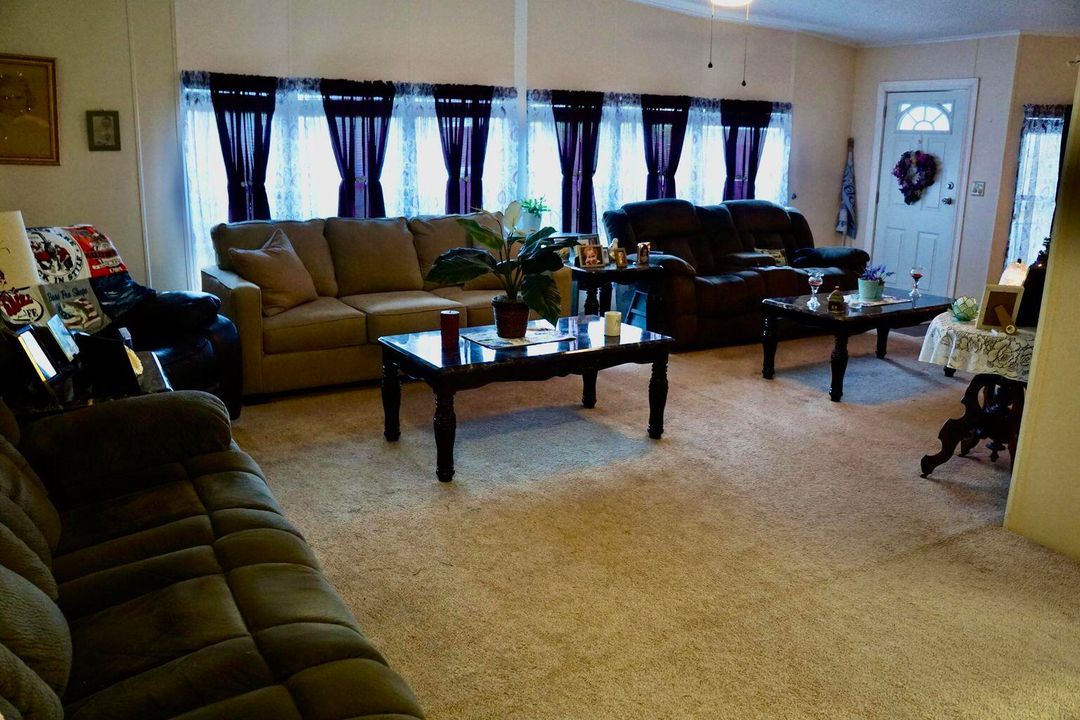 合同活跃: $94,900 (2 贝兹, 2 浴室, 1560 平方英尺)