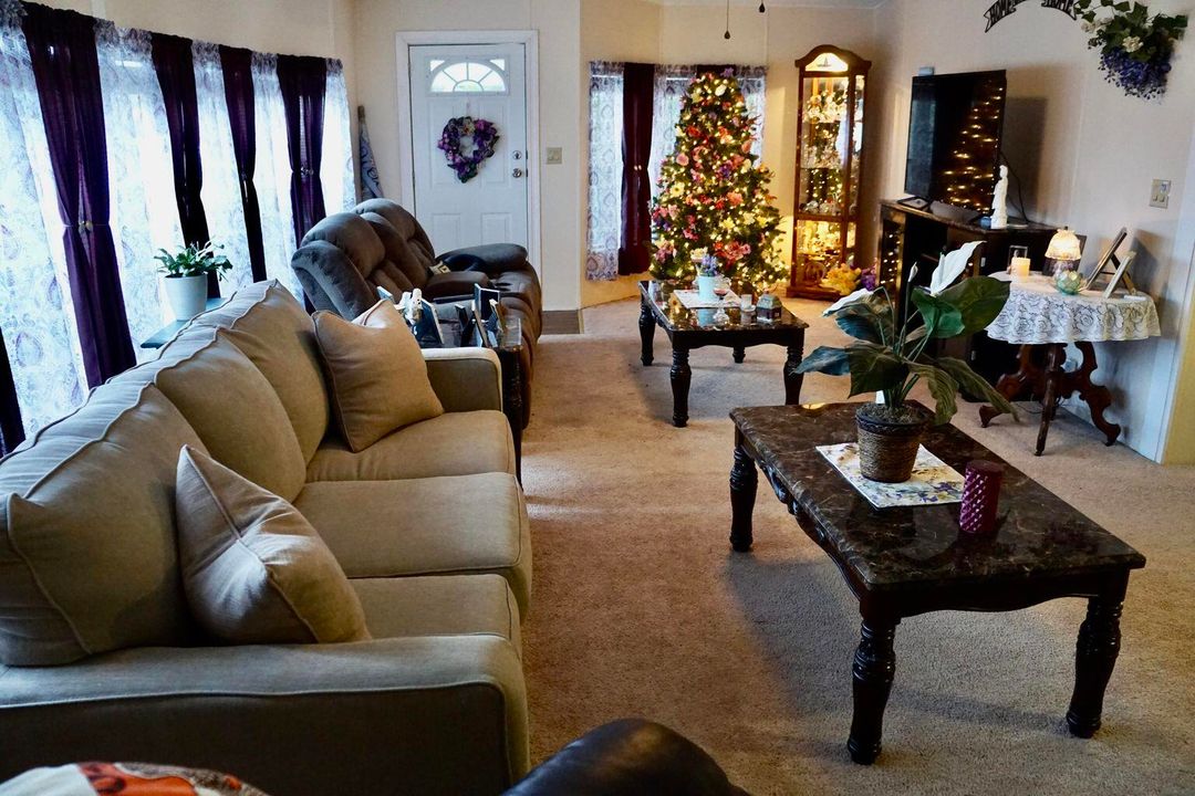 合同活跃: $94,900 (2 贝兹, 2 浴室, 1560 平方英尺)