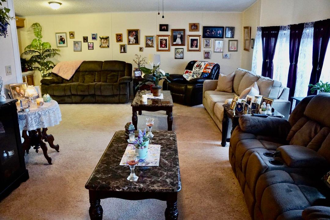 合同活跃: $94,900 (2 贝兹, 2 浴室, 1560 平方英尺)