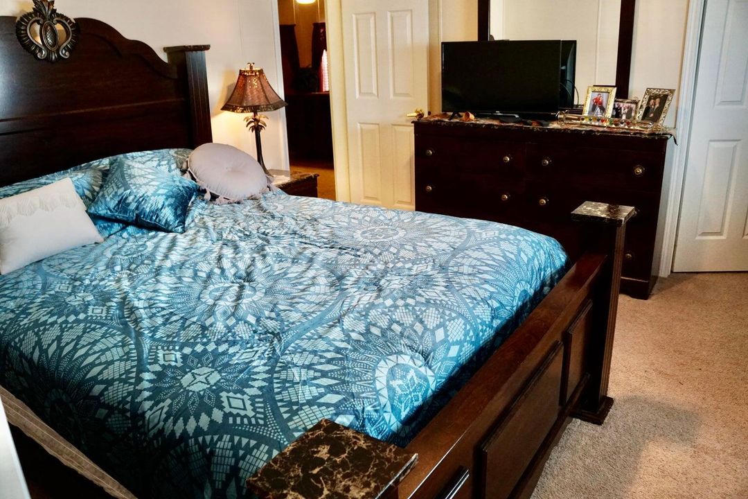 合同活跃: $94,900 (2 贝兹, 2 浴室, 1560 平方英尺)