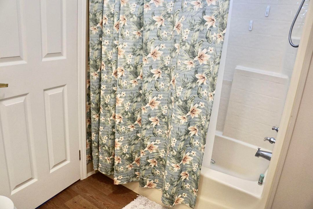 合同活跃: $94,900 (2 贝兹, 2 浴室, 1560 平方英尺)