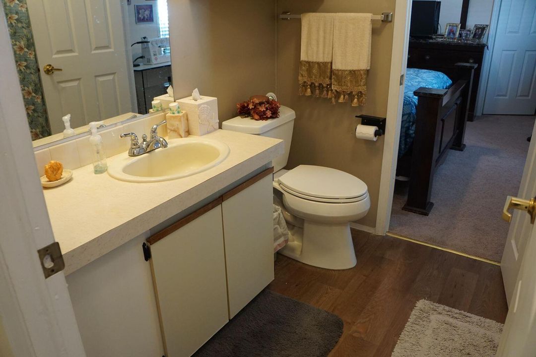 合同活跃: $94,900 (2 贝兹, 2 浴室, 1560 平方英尺)