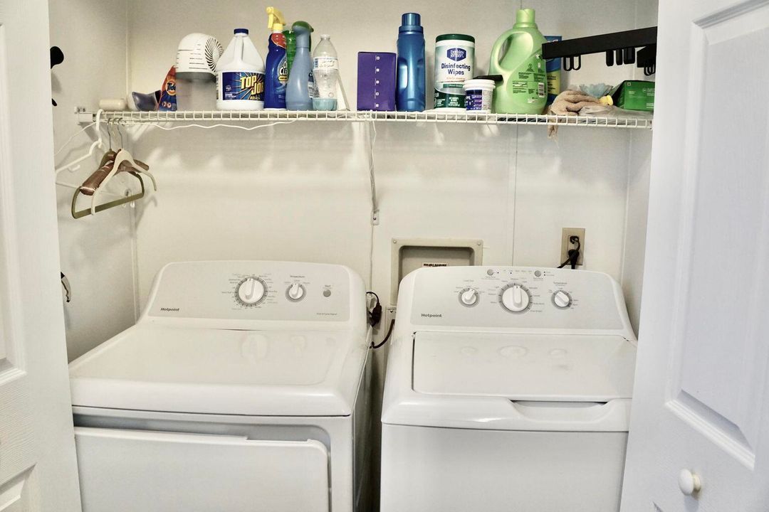 合同活跃: $94,900 (2 贝兹, 2 浴室, 1560 平方英尺)