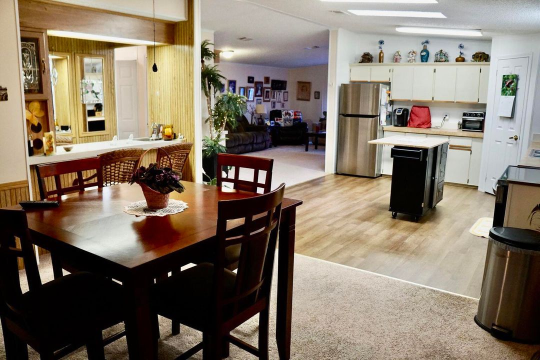 合同活跃: $94,900 (2 贝兹, 2 浴室, 1560 平方英尺)