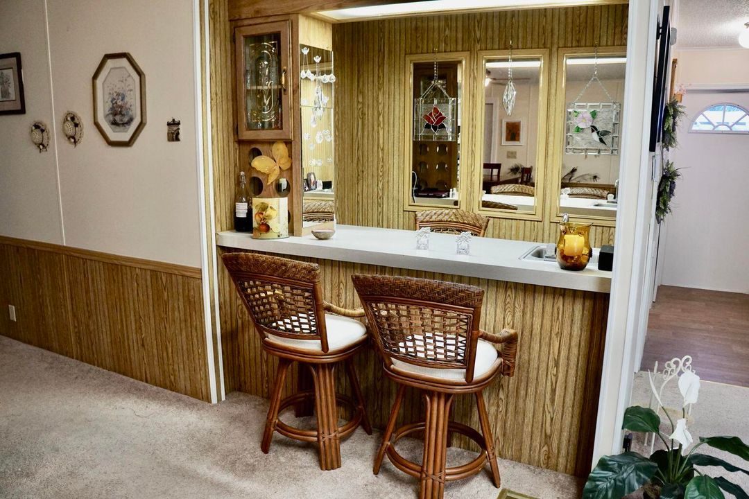 合同活跃: $94,900 (2 贝兹, 2 浴室, 1560 平方英尺)