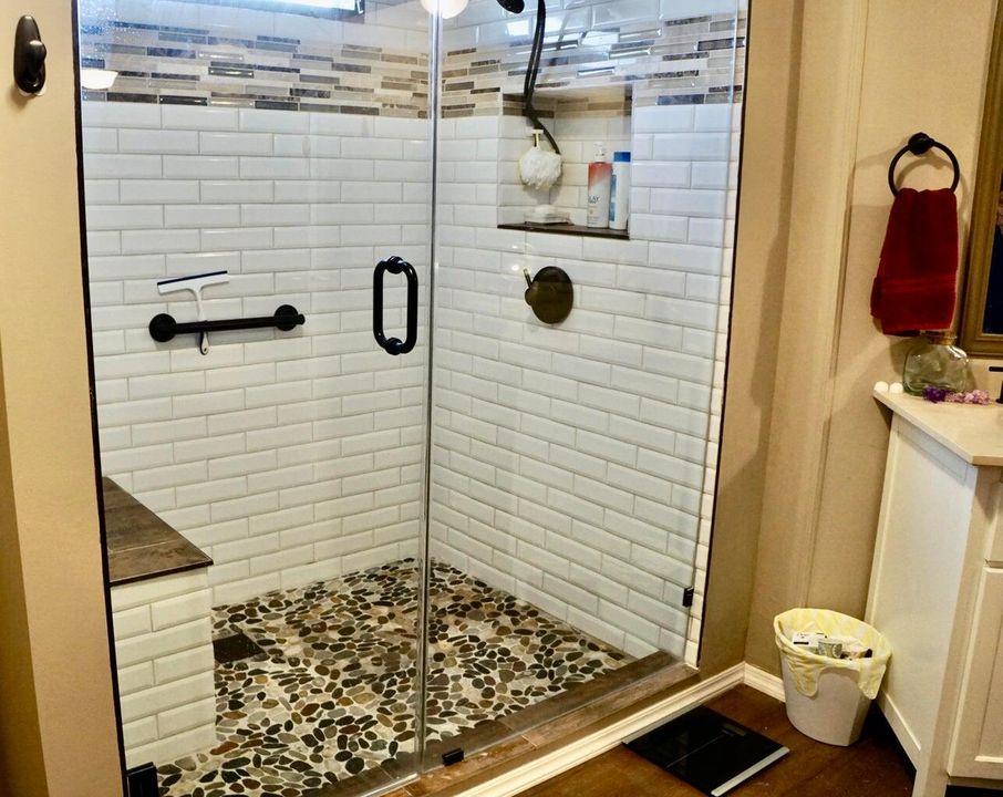 合同活跃: $94,900 (2 贝兹, 2 浴室, 1560 平方英尺)