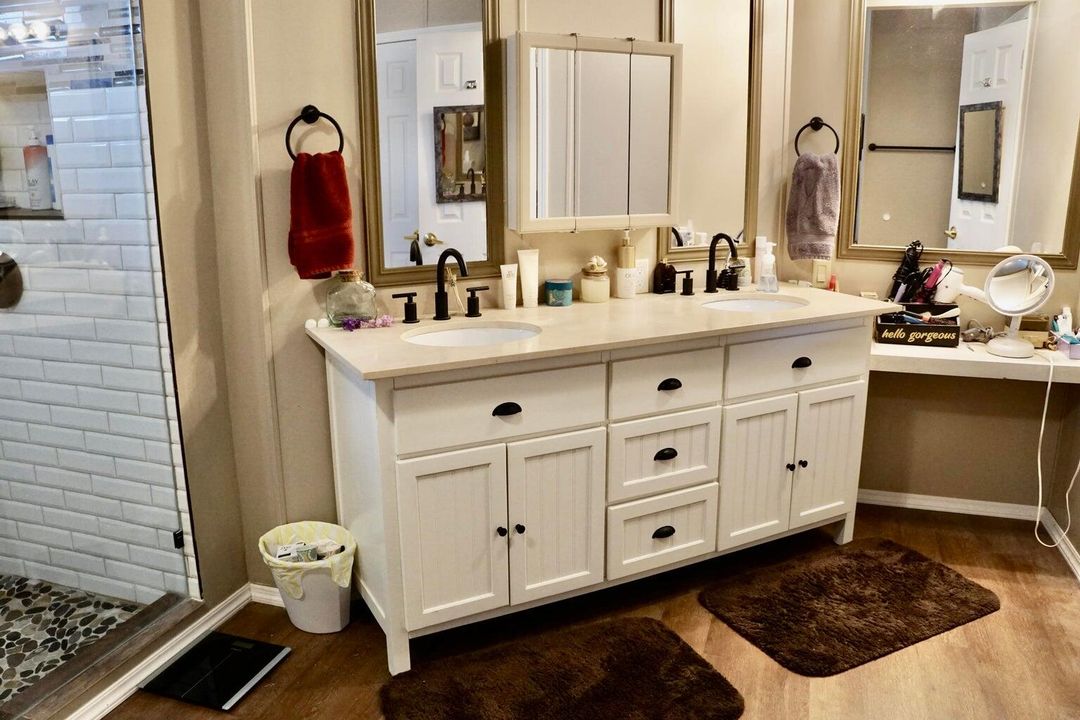 合同活跃: $94,900 (2 贝兹, 2 浴室, 1560 平方英尺)