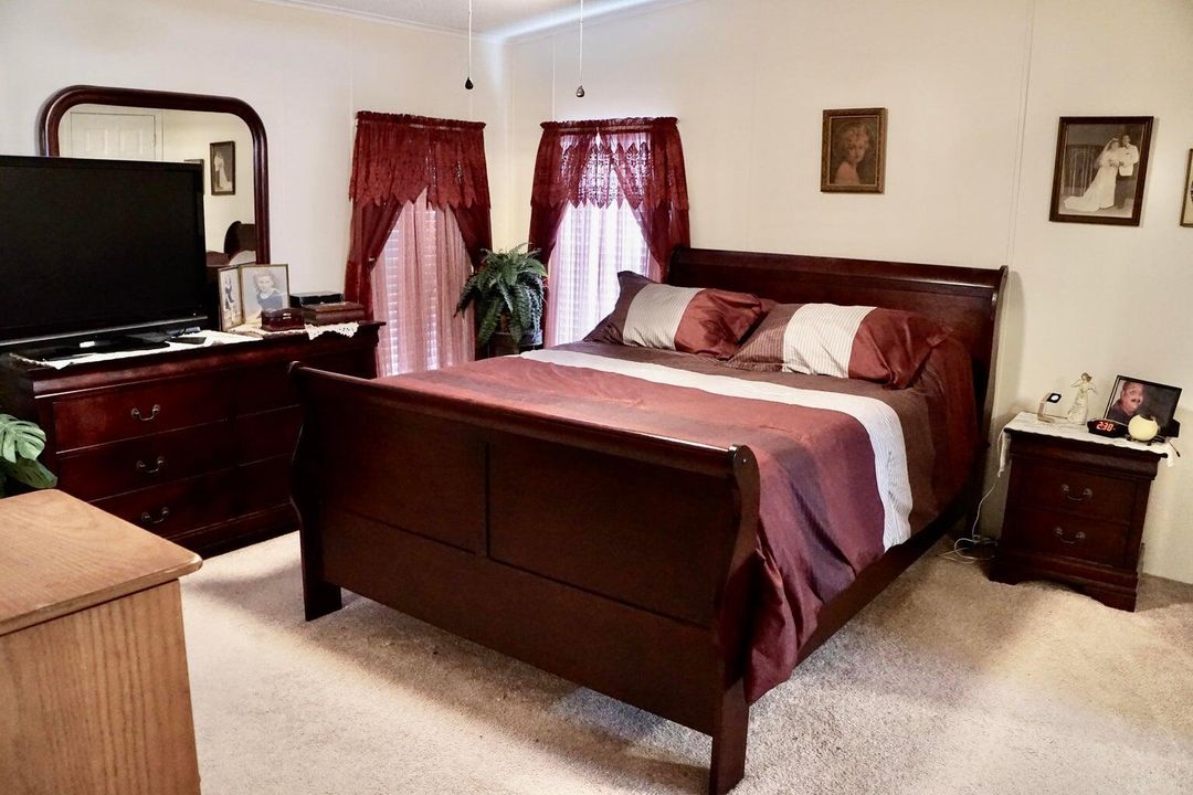 合同活跃: $94,900 (2 贝兹, 2 浴室, 1560 平方英尺)