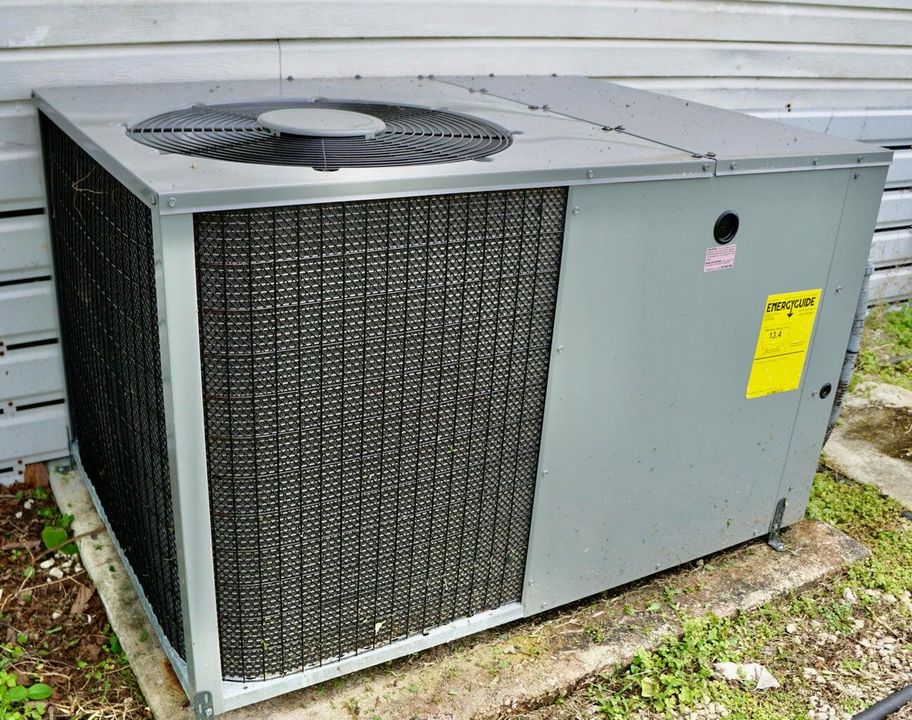 合同活跃: $94,900 (2 贝兹, 2 浴室, 1560 平方英尺)