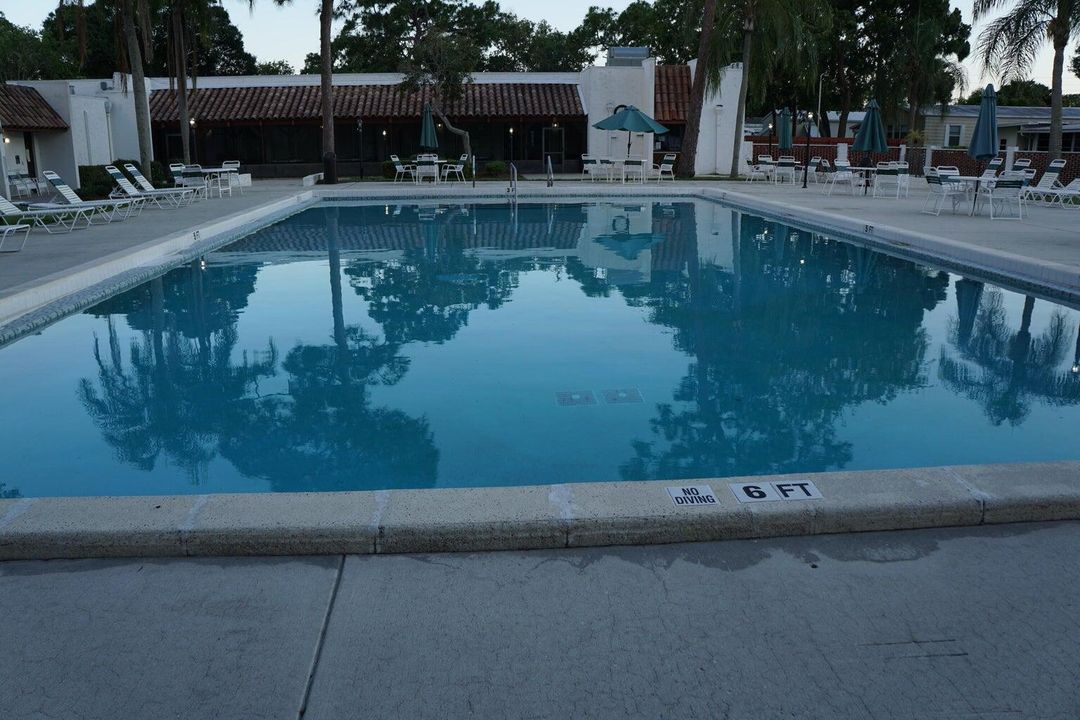 合同活跃: $94,900 (2 贝兹, 2 浴室, 1560 平方英尺)