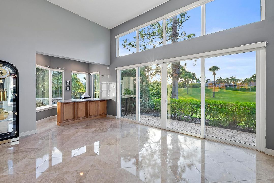 Под контрактом: $2,195,000 (5 спален, 4 ванн, 4937 Квадратных фут)