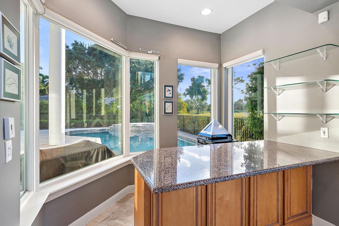 Под контрактом: $2,195,000 (5 спален, 4 ванн, 4937 Квадратных фут)