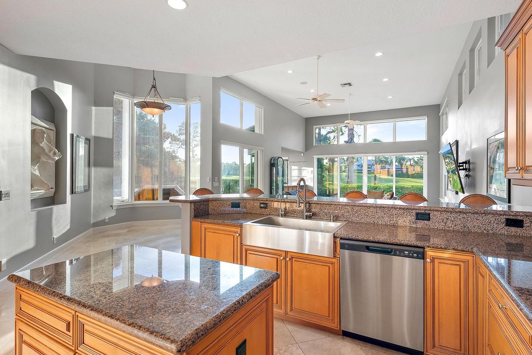 Под контрактом: $2,195,000 (5 спален, 4 ванн, 4937 Квадратных фут)