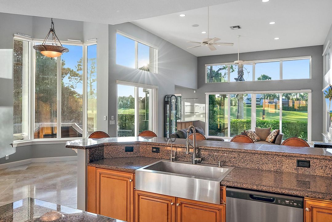 Под контрактом: $2,195,000 (5 спален, 4 ванн, 4937 Квадратных фут)