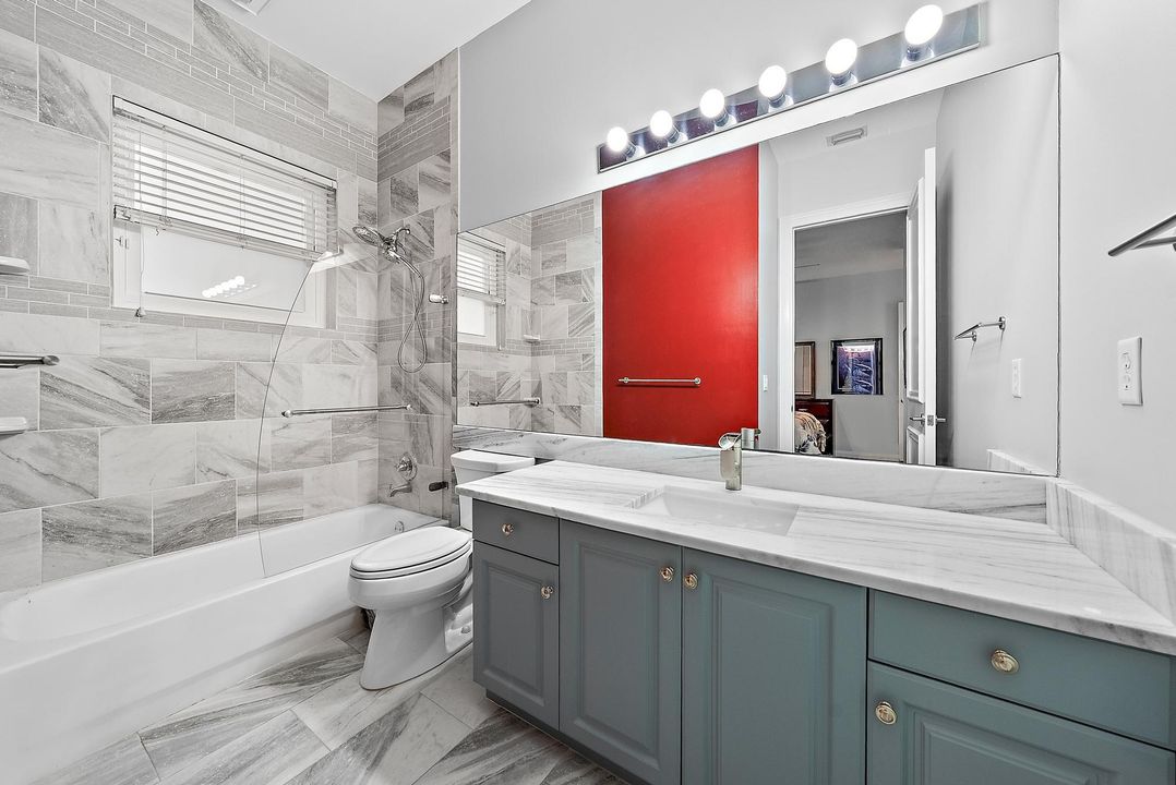 Под контрактом: $2,195,000 (5 спален, 4 ванн, 4937 Квадратных фут)