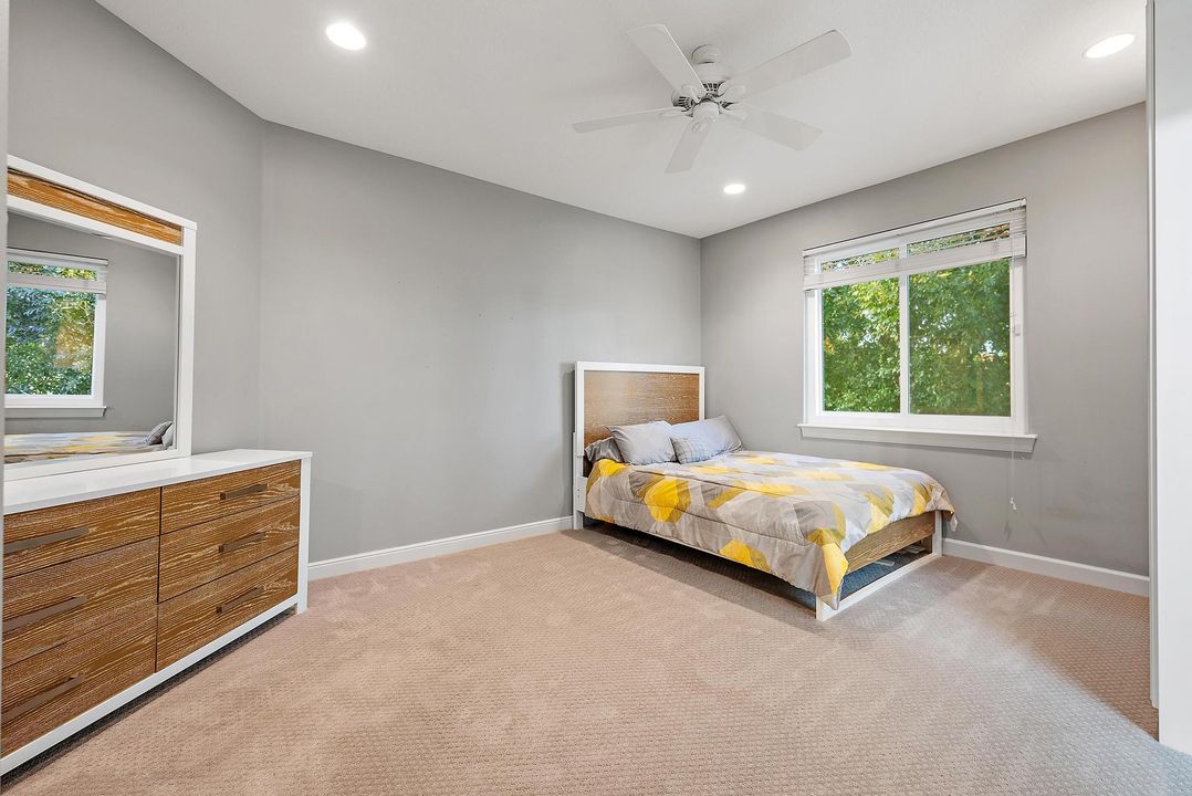 Под контрактом: $2,195,000 (5 спален, 4 ванн, 4937 Квадратных фут)