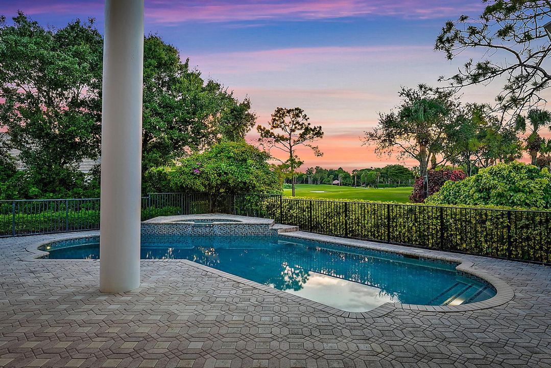 Под контрактом: $2,195,000 (5 спален, 4 ванн, 4937 Квадратных фут)