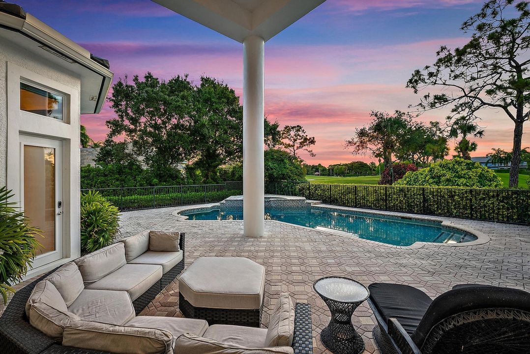 Под контрактом: $2,195,000 (5 спален, 4 ванн, 4937 Квадратных фут)