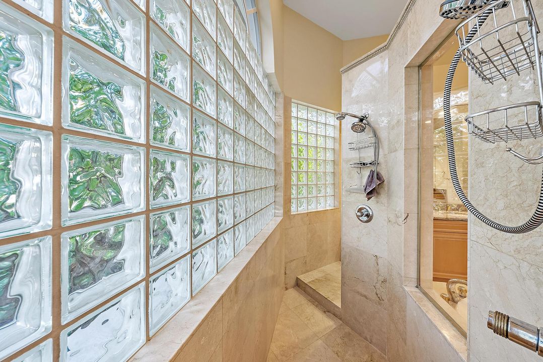 Под контрактом: $2,195,000 (5 спален, 4 ванн, 4937 Квадратных фут)