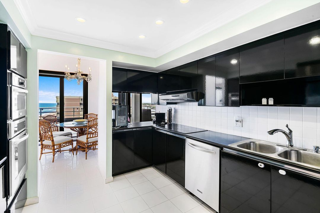 出租: $17,000 (3 贝兹, 3 浴室, 3700 平方英尺)