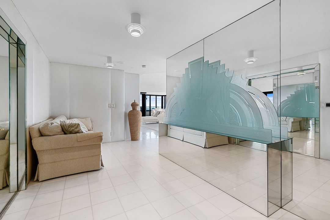 出租: $17,000 (3 贝兹, 3 浴室, 3700 平方英尺)