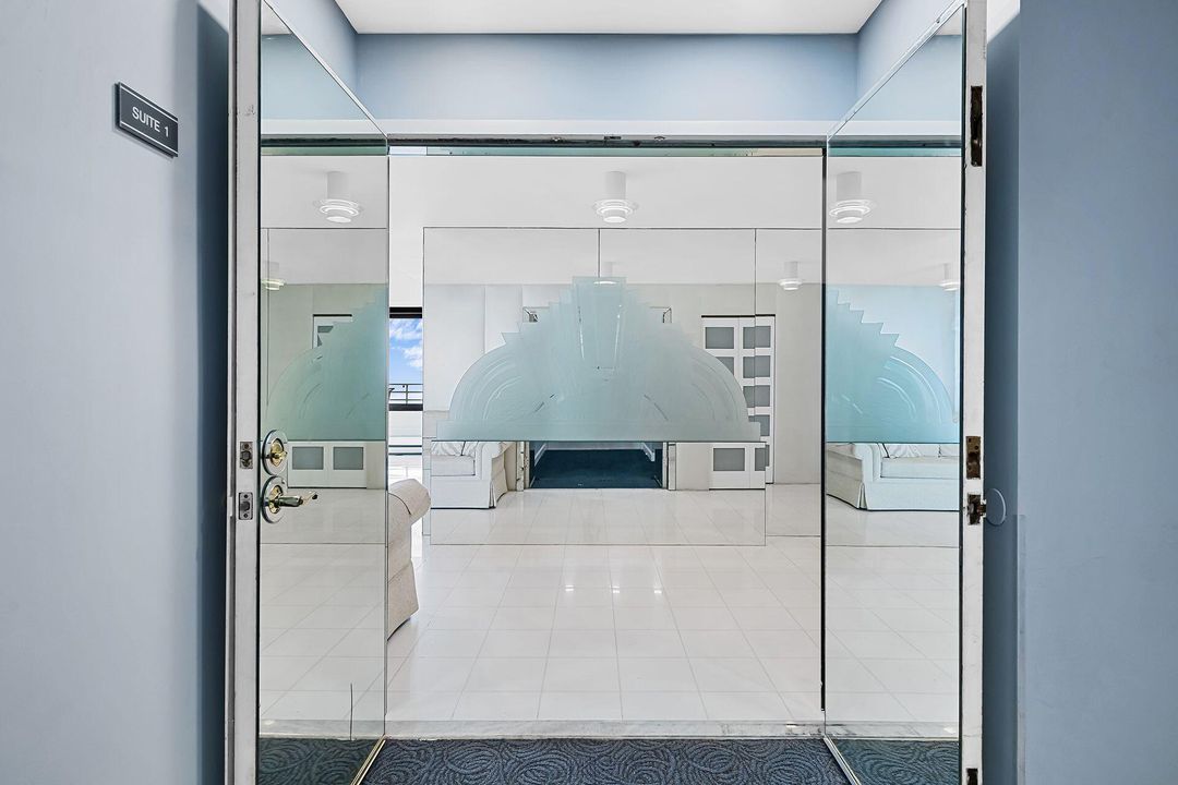 出租: $17,000 (3 贝兹, 3 浴室, 3700 平方英尺)