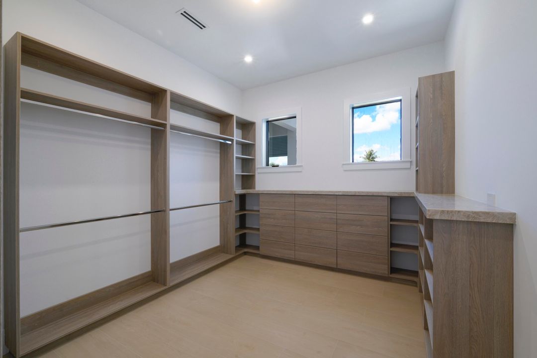 For Sale: $8,750,000 (5 beds, 7 baths, 5804 Square Feet)