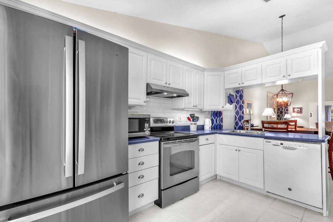 На продажу: $295,000 (2 спален, 2 ванн, 1299 Квадратных фут)