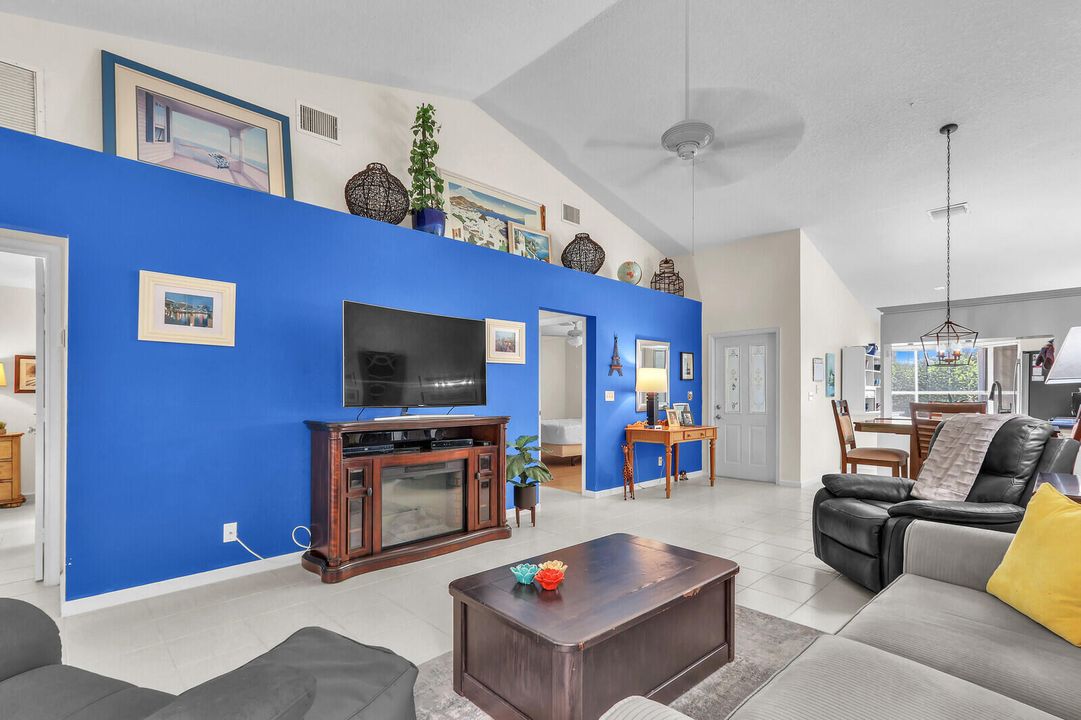 На продажу: $295,000 (2 спален, 2 ванн, 1299 Квадратных фут)