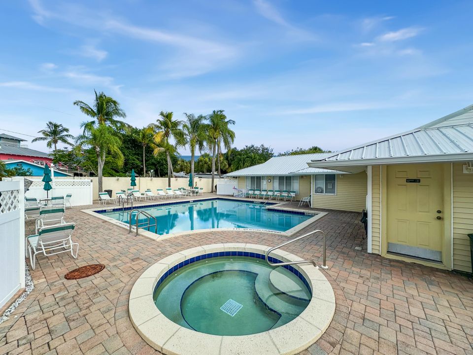 合同活跃: $149,900 (2 贝兹, 2 浴室, 948 平方英尺)