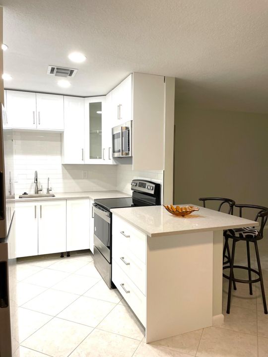 Activo con contrato: $1,700 (2 camas, 2 baños, 902 Pies cuadrados)