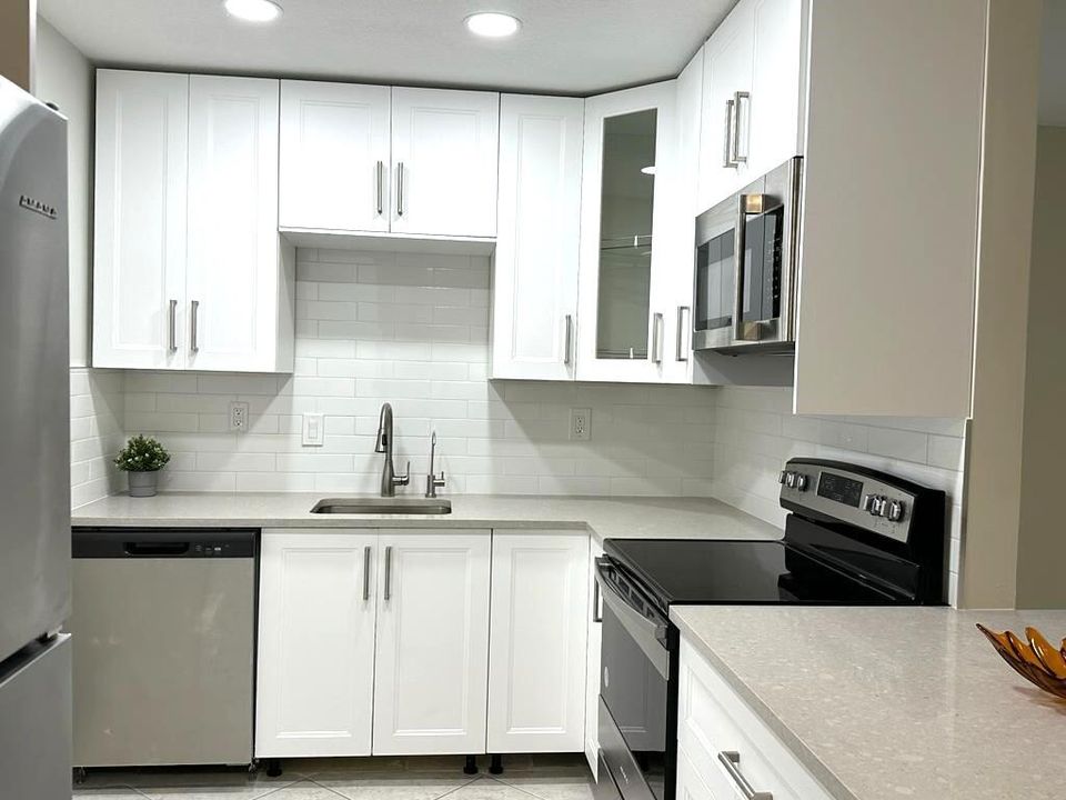 Activo con contrato: $1,700 (2 camas, 2 baños, 902 Pies cuadrados)