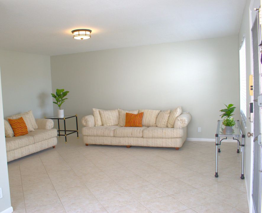 Activo con contrato: $1,700 (2 camas, 2 baños, 902 Pies cuadrados)