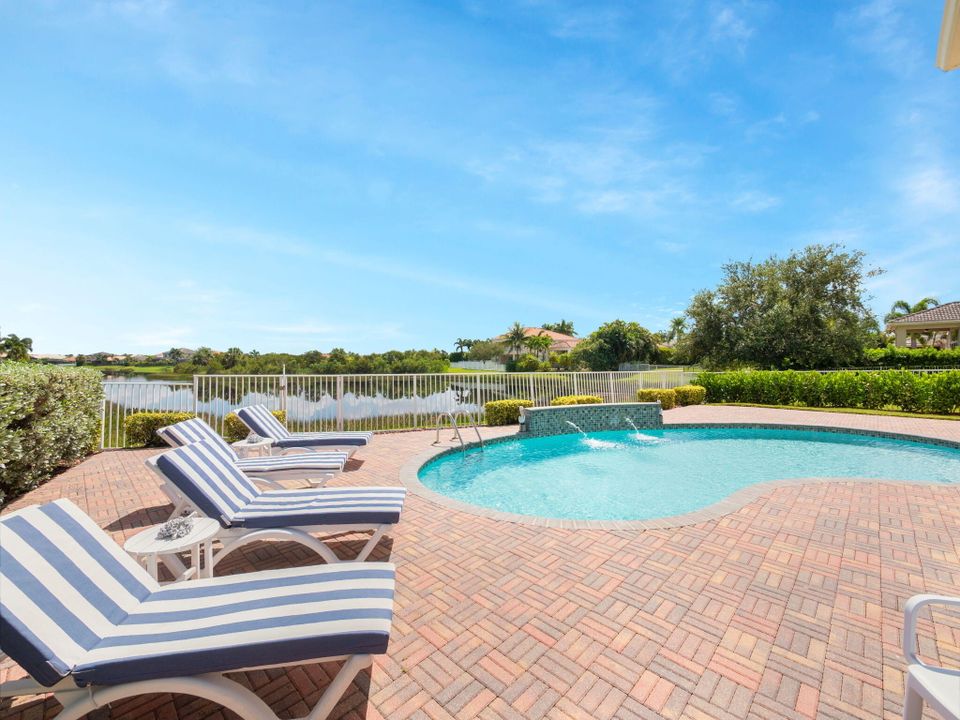 Recently Sold: $700,000 (4 beds, 4 baths, 3204 Square Feet)