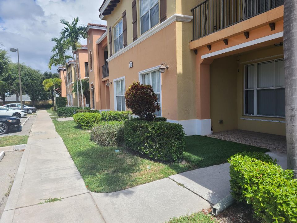 For Rent: $2,200 (3 beds, 2 baths, 1267 Square Feet)