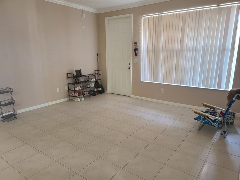 For Rent: $2,200 (3 beds, 2 baths, 1267 Square Feet)