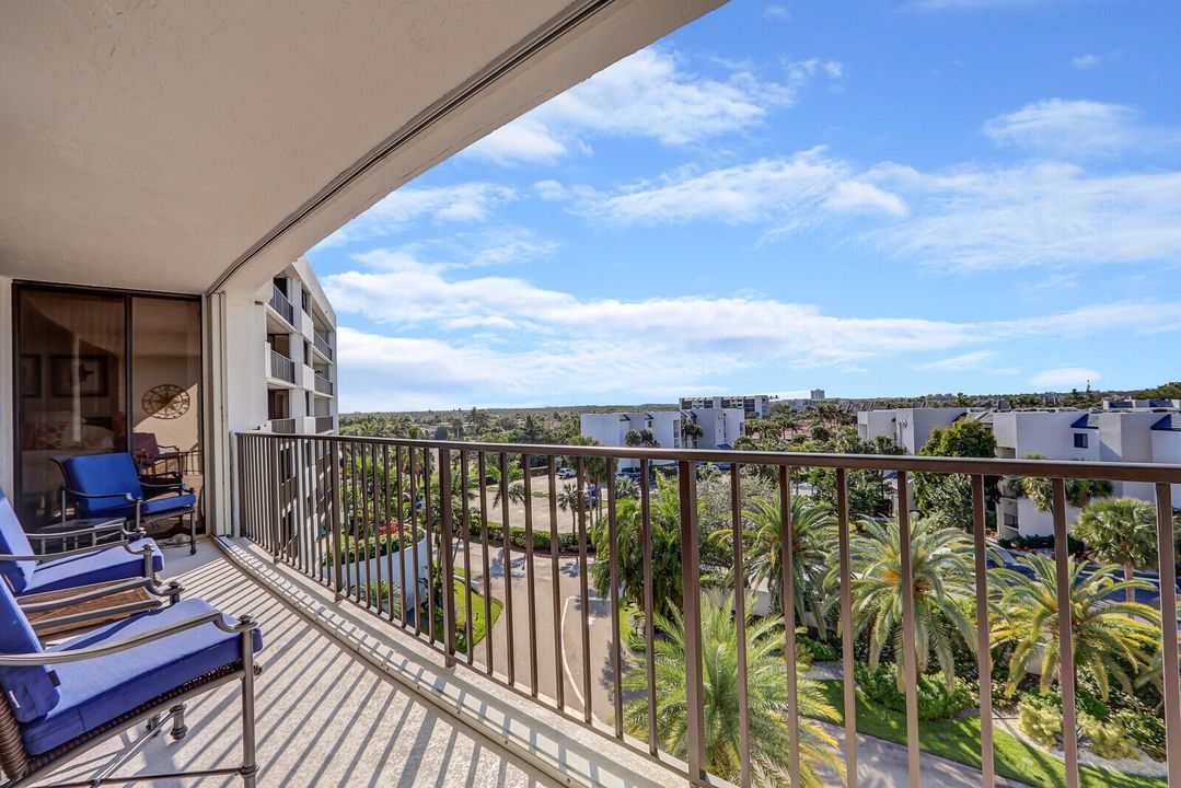 Под контрактом: $635,000 (2 спален, 2 ванн, 1306 Квадратных фут)