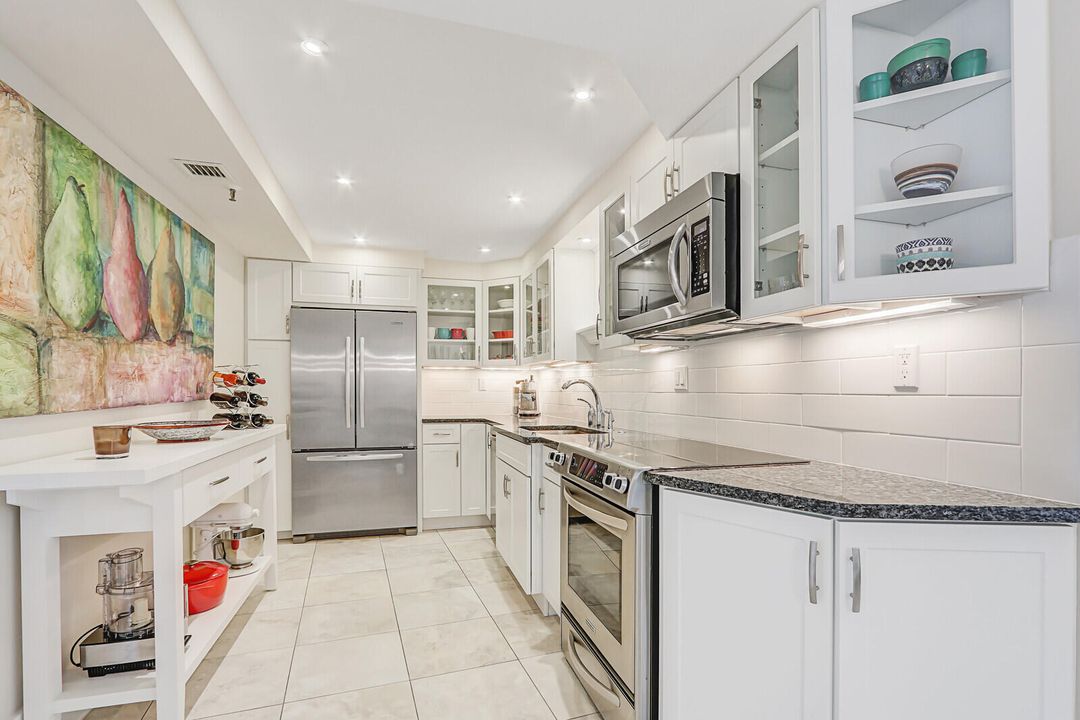 Под контрактом: $635,000 (2 спален, 2 ванн, 1306 Квадратных фут)