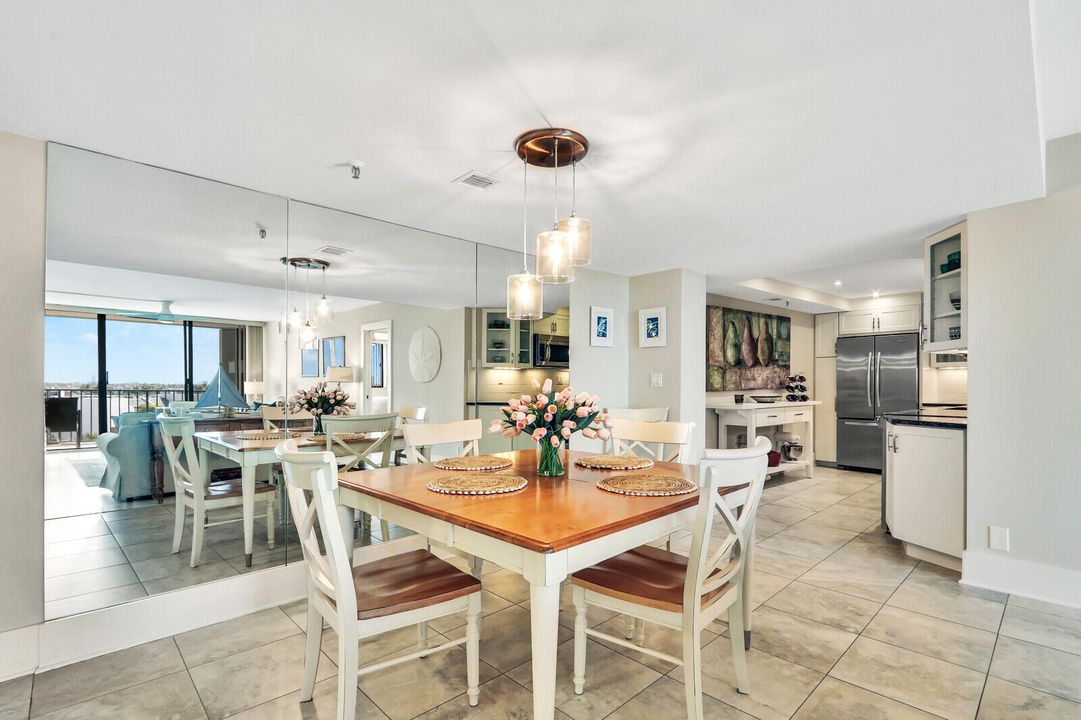 Под контрактом: $635,000 (2 спален, 2 ванн, 1306 Квадратных фут)