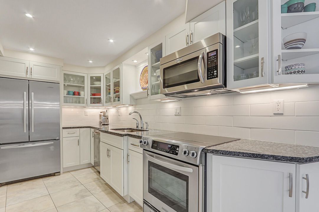 Под контрактом: $635,000 (2 спален, 2 ванн, 1306 Квадратных фут)