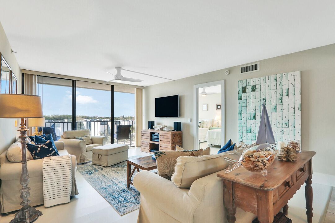 Под контрактом: $635,000 (2 спален, 2 ванн, 1306 Квадратных фут)