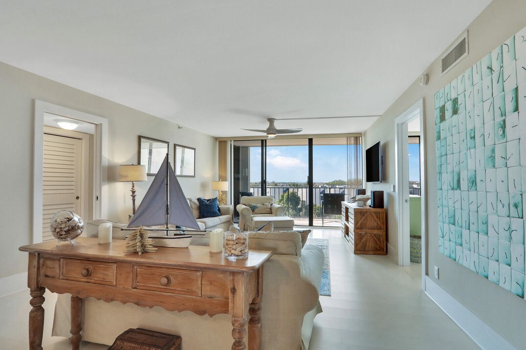 Под контрактом: $635,000 (2 спален, 2 ванн, 1306 Квадратных фут)