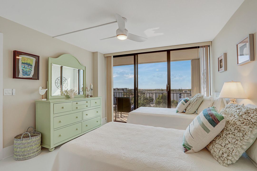 Под контрактом: $635,000 (2 спален, 2 ванн, 1306 Квадратных фут)