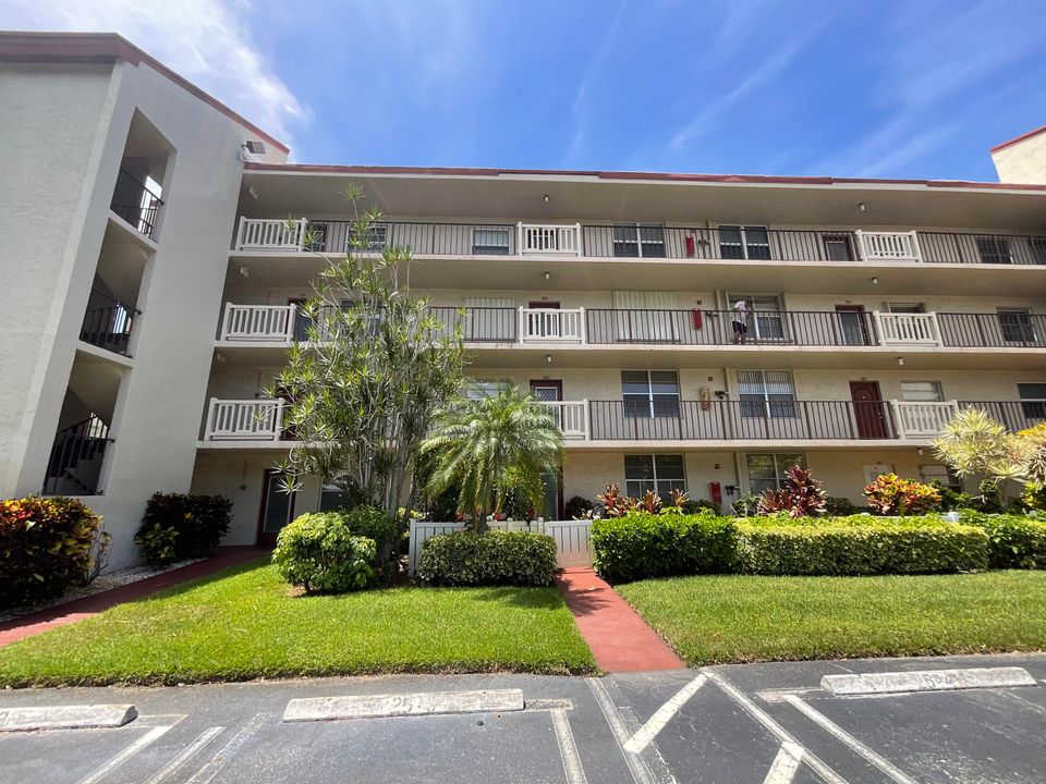 Active With Contract: $1,600 (2 beds, 2 baths, 1006 Square Feet)