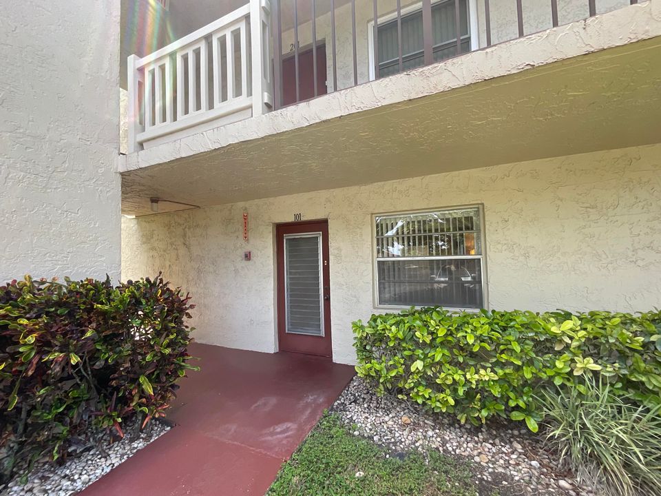 Active With Contract: $1,600 (2 beds, 2 baths, 1006 Square Feet)