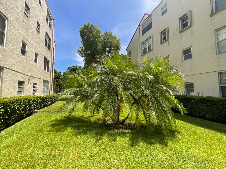 Active With Contract: $1,600 (2 beds, 2 baths, 1006 Square Feet)